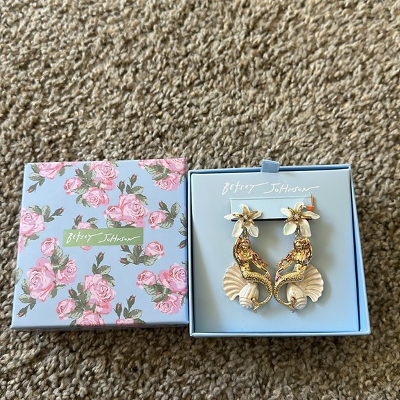 NEW Betsey Johnson Gold Mermaid Earrings - Picture 3 of 6
